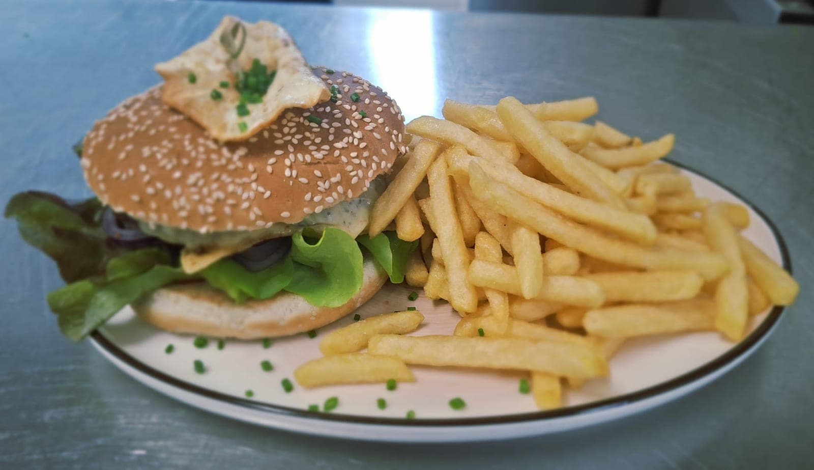 Burger mit Pommes